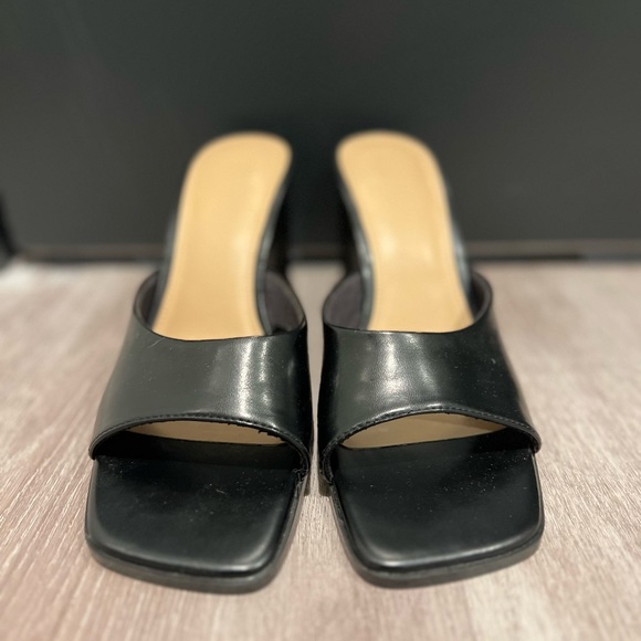 Effortless Style: H&M Black Patent Wedge Sandals. Size 39 used - Picture 1 of 5